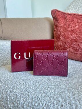 Gucci GG Emblem Small Wallet in Embossed Leather | Rosso Ancora Red